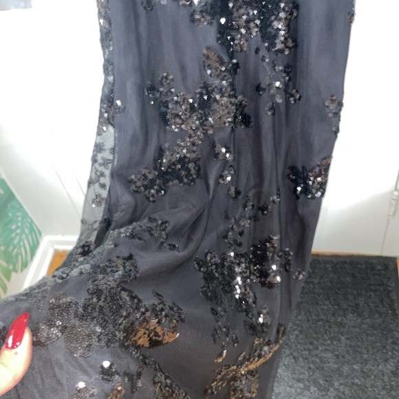 Sequence, black gown - Picture 4 of 7